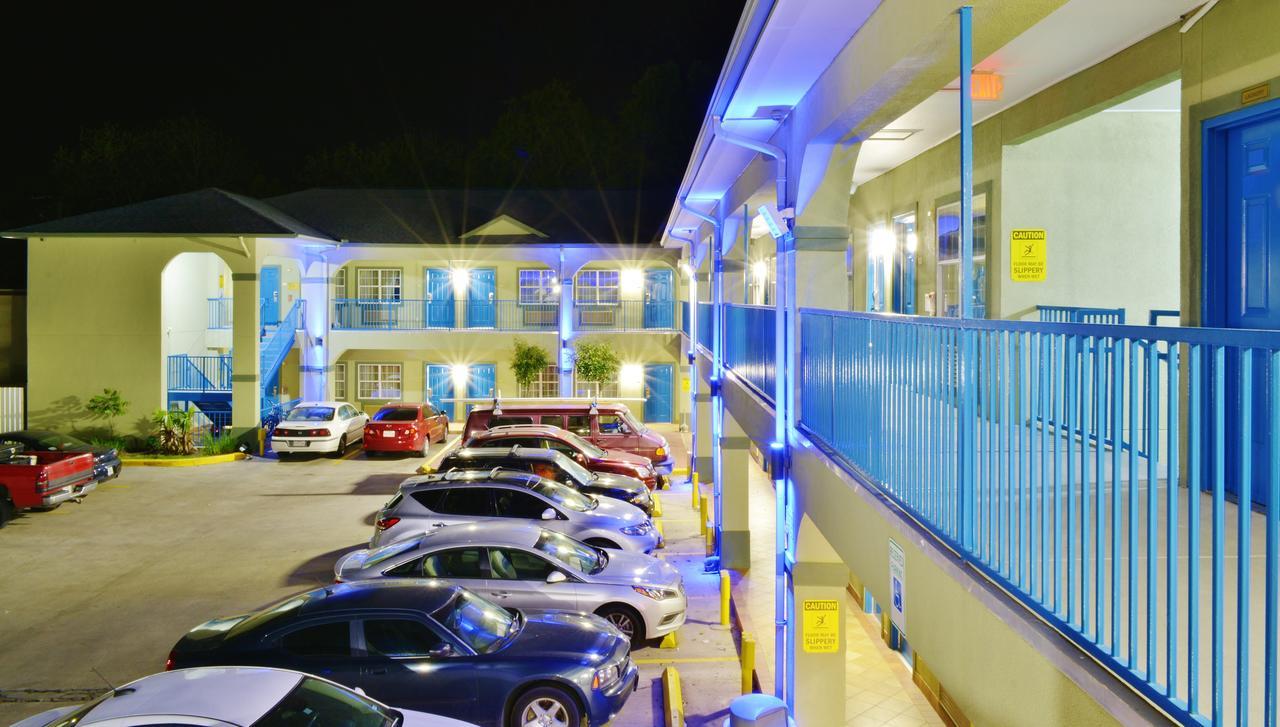 Scottish Inn And Suites Alvin Εξωτερικό φωτογραφία