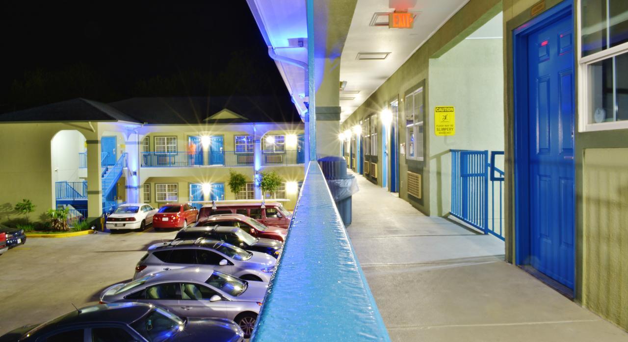 Scottish Inn And Suites Alvin Εξωτερικό φωτογραφία
