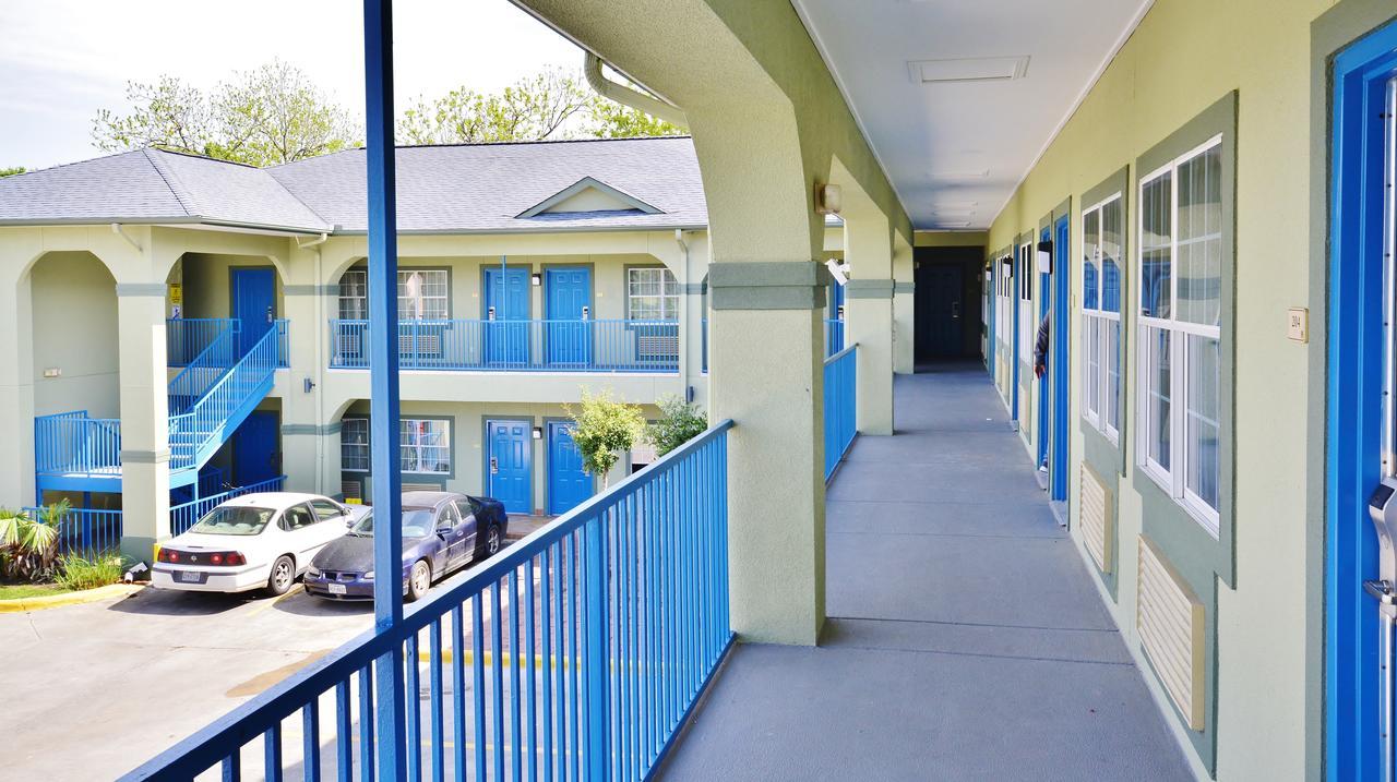 Scottish Inn And Suites Alvin Εξωτερικό φωτογραφία